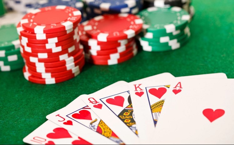 Cách thiết lập bàn chơi và quy tắc riêng trong poker